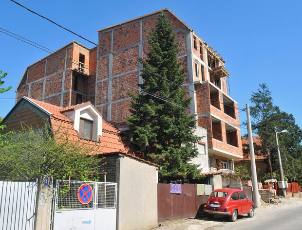 Скидају траке, па граде ноћу